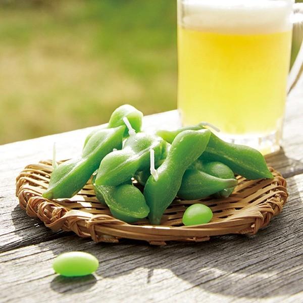 パッケージも中身も本物そっくりなローソクです。本物のような「えだまめキャンドル」です。プレゼントやお供え用、日本のお土産として幅広くお使いいただけます。お盆やお彼岸、お墓参りのご進物に大活躍の商品です。ザルとさやから飛び出した豆まで、細部ま...