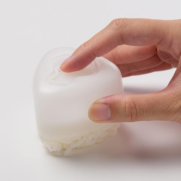 サイズ/大：約幅8.8×奥行6.4×高さ8.8cm小：約幅7×奥行4×高さ7cm内容量/2個（大×1、小×1）材質/ポリプロピレン生産国/日本製耐熱温度/120度耐冷温度/-20度●みんな大好きな「おにぎり」を三角型に簡単・きれいに作れる成...