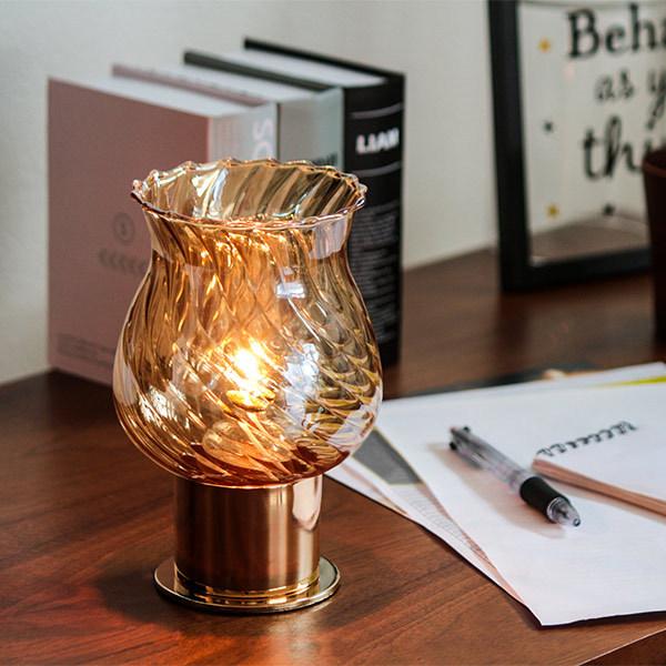 カメヤマオイルキャンドルと組み合わせて使えるランプシェードです。LEDランプなどとも組み合わせてお使いいただけます。シェードからこぼれる光が幻想的な空間を創り出します。おもてなしやとっておきの空間づくりに重宝します。存在感のあるデザインなの...