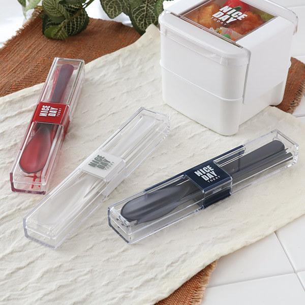 サイズ/約幅3.5×奥行19×高さ2.2cm箸、スプーン：18cm内容量/1個（箸、スプーン、ケース）材質/ケース、スプーン：飽和ポリエステル箸：ABS樹脂ユニットホルダー：熱可塑性エラストマー種類/ホワイト、レッド、ネイビー生産国/ベトナ...