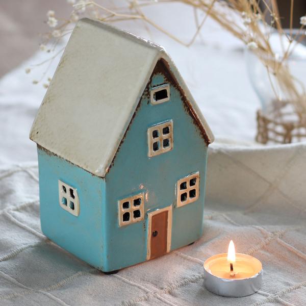 サイズ/約幅10×奥行8×高さ15cm重量/約0.4kg内容量/1個材質/陶器生産国/中国製●オブジェとしても飾ってもかわいいキャンドルホルダーです。●キャンドルを灯すと、窓からやさしい光がこぼれます。●リビングや玄関、お庭のインテリアにも...