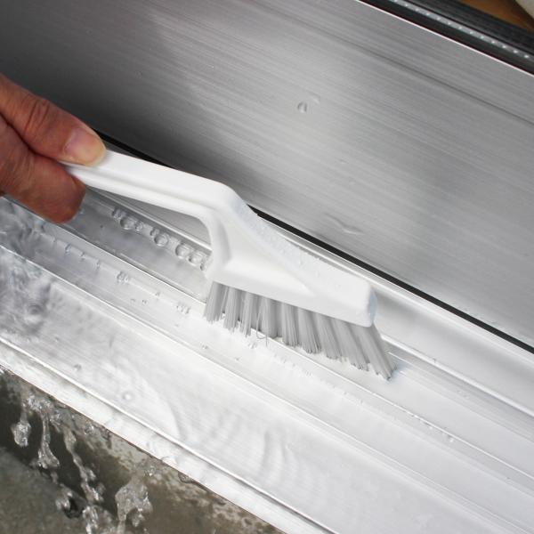 サイズ/約幅8×奥行2×高さ23cm重量/約30g内容量/1個材質/ポリプロピレン生産国/日本製●サッシの溝やすき間の掃除ができる薄型ブラシです。●ガンコな汚れを落とすスクレーパー付きです。●パソコンのキーボードやエアコンフィルターの掃除に...