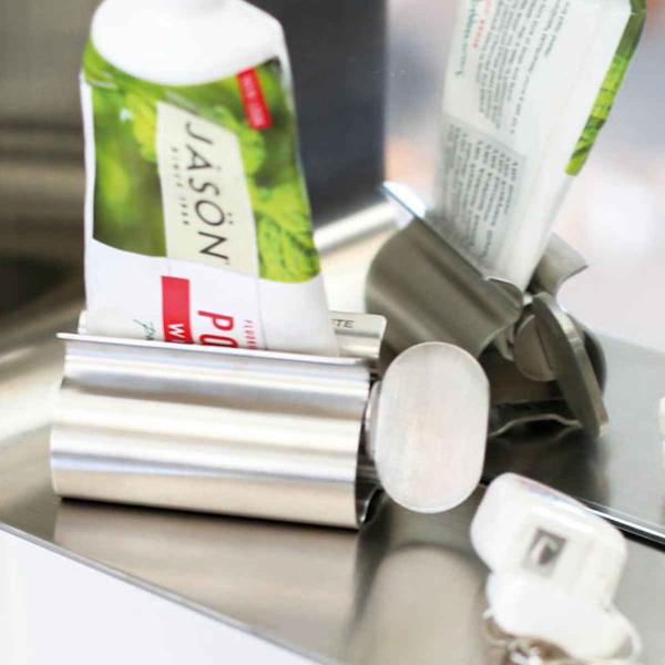 サイズ/約幅8.6×奥行3×高さ4cm内容量/1個材質/304ステンレススチール生産国/中国製●チューブの中身を絞り出せるスクイーザーです。●歯磨き粉やハンドクリームなどを最後まで使い切りたい時に便利です。●芯の溝にチューブを差し込めます。...