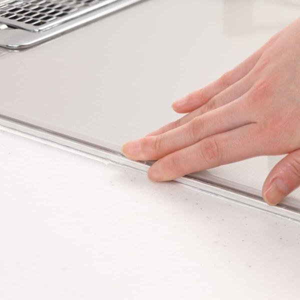 サイズ/約幅1.5cm×長さ2.6m内容量/1巻材質/基材：ポリエチレン粘着剤：アクリル系はくり紙：紙付属のヘラ：ポリプロピレン生産国/日本製●ガスコンロやIHのすきまに汚れが付くのを防止してくれる「すきま汚れカバーテープ」です。●透明テー...