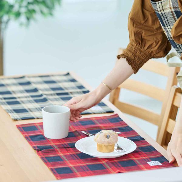 サイズ/約幅52×高さ36cm内容量/1枚材質/綿100％種類/レッド、ベージュ生産国/インド製洗濯/洗濯機使用可能●ベーシックカラーのランチョンマットです。●落ち着いたデザインでどんなお料理にも合わせやすいです。●大き目のサイズ感でゆった...