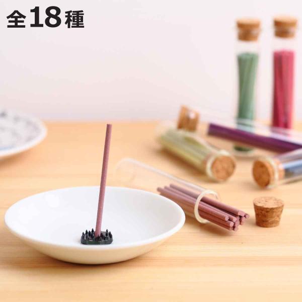 サイズ/パッケージ瓶：約直径1.7×高さ7.8cm※コルク含まず化粧箱：約幅2.6×奥行2.36×高さ11cm内容量/1個（15本入）付属品：香立て×1種類/スズラン、スミレ、リンドウ、ラベンダー、バラ、ひのき、沈香、白檀、緑茶、シロツメク...