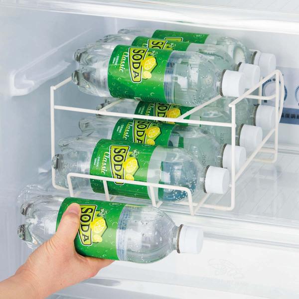 サイズ/約幅23×奥行29×高さ13.5cm内容量/1個材質/スチール（粉体塗装）生産国/中国製●冷えたペットボトルから飲めるペットボトルストッカーです。●手前から取り出すだけの押し出し式でいつも冷えたボトルが出てくる仕組みです。●冷蔵庫の...