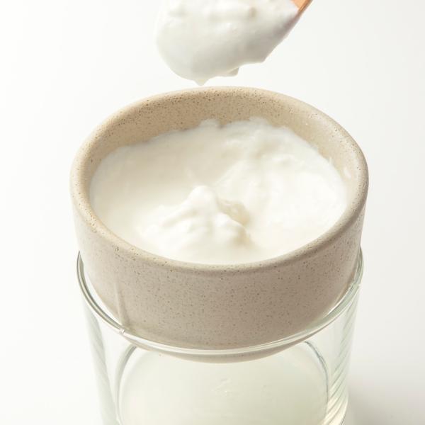 サイズ/約幅8.5×奥行8.5×高さ5.1cm重量/約74g容量/満水容量：約180ml適正容量：約150ml内容量/1個材質/セラミック生産国/中国製食器洗い乾燥機/使用不可●コップの上に置くだけで手軽に水切りヨーグルトができるセラミック...