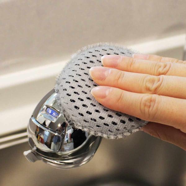 サイズ/約高さ2.5cm直径：約8cm重量/約9g内容量/1個材質/スポンジ：ポリウレタン生地：ポリエステル・ナイロン生産国/中国製●2種類のブラシ繊維を使い分けられるスポンジです。●表面のW繊維で汚れをかき出して拭き取り、裏面のツンツンブ...