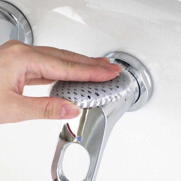 サイズ/約高さ17cm直径：約7cm内容量/1個材質/スポンジ：ポリウレタン生地：ポリエステル・ナイロン生産国/中国製●2種類のブラシ繊維を使い分けられる洗面台スポンジです。●表面のW繊維で汚れをかき出して拭き取り、裏面のツンツンブラシで凹...