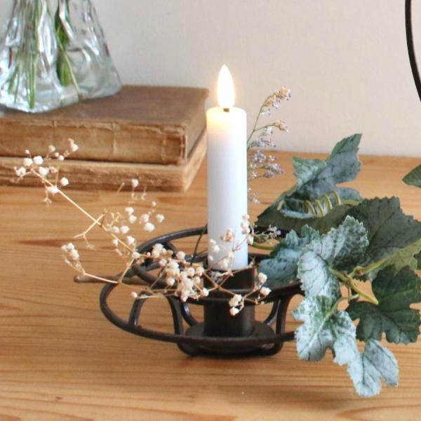 サイズ/約幅14×奥行14×高さ5cm内容量/1個材質/アイアン生産国/中国製●置くだけで凛とした雰囲気を醸し出す、アイアンのキャンドルホルダーです。●キャンドルやドライフラワーとの組み合わせで華やかになります。●「線」だけで構成された唯一...