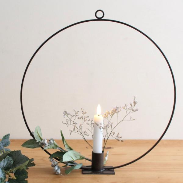 サイズ/約幅35×奥行5.5×高さ37cm内容量/1個材質/アイアン生産国/中国製●置くだけで凛とした雰囲気を醸し出す、アイアンのキャンドルホルダーです。●アレンジメントの素材として季節のリースを作ったり、キャンドルやドライフラワーとの組み...