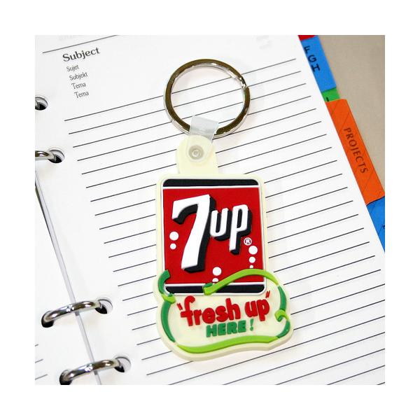キーホルダー 7UP セブンアップ PVC 2D キーリング  (C) アクセサリー バッグチャーム アメリカン雑貨