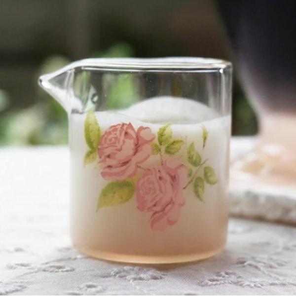 華やかなバラの模様の、繊細で愛らしい、ちっちゃなガラスミルクピッチャーです。ミルクやシロップ、ハチミツなどをおしゃれにサーブしましょう。爪楊枝立てにも使用できそうですね。職人さんがひとつひとつ丁寧に吹いて、上品なイマンピンクの色付け施しまし...