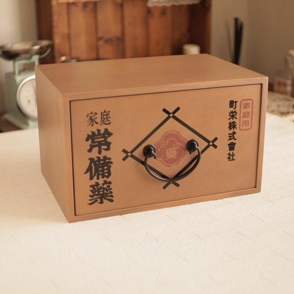 レトロなデザインが魅力の救急箱です！懐かしい雰囲気が漂い、木の温かみを感じさせます。おしゃれな金具がポイントとなっており、インテリアとしてもご活用いただけます。収納力も抜群で、薬や小物をきちんとまとめておけるのが嬉しいですね♪中の仕切りは取...