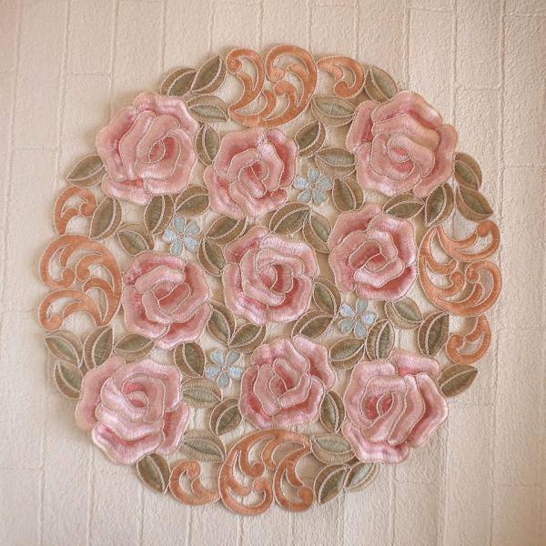 美しいバラの刺繍とカットワークが施された高級感あふれる花瓶敷きです。豪華な仕上がりで、インテリアに華やかさを加えます。この花瓶敷きは、お手持ちの花瓶の下に敷くだけで、空間を一気にエレガントな雰囲気に変えてくれます。大切な花々を引き立てるため...
