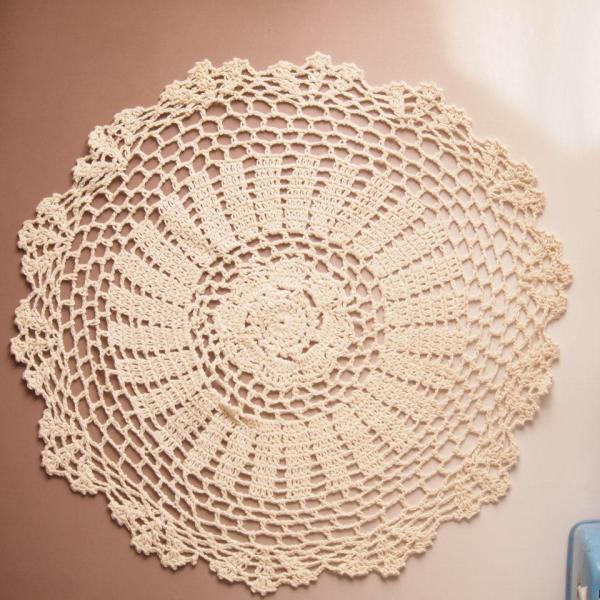 繊細なレースの美しさが魅力のハンドメイドドイリー。手編みで仕上げたこだわりの逸品です。おしゃれな花瓶敷きとして使えるだけでなく、テーブルのアクセントやインテリアの一部としても素敵な存在感を放ちます。使い勝手も抜群で、さまざまなシーンで活躍し...