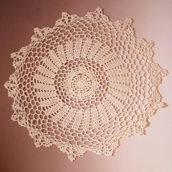 繊細なレースの美しさが魅力のハンドメイドドイリー。手編みで仕上げたこだわりの逸品です。おしゃれな花瓶敷きとして使えるだけでなく、テーブルのアクセントやインテリアの一部としても素敵な存在感を放ちます。使い勝手も抜群で、さまざまなシーンで活躍し...