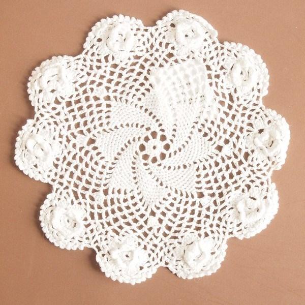 お花がたくさん付いた、可愛らしいドイリー♪お部屋が優しい雰囲気になりますね！サイズ：約φ15cmハンドメイドのため、多少の誤差がございます。素材：綿100%中国製カントリー雑貨、アンティーク、クラッシック、レース、花瓶敷き、テーブルセンター...