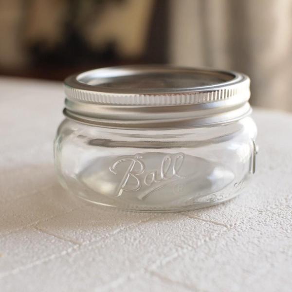密封容器として優れた性能を誇るガラスジャーです。食材や保存食、自家製ジャムなどを保存するのに最適です。メイソンジャーはアメリカ生まれの保存密閉瓶。Ball社のメイソンジャーの歴史は古く、1858年にアメリカで生まれてから100年以上に渡り世...