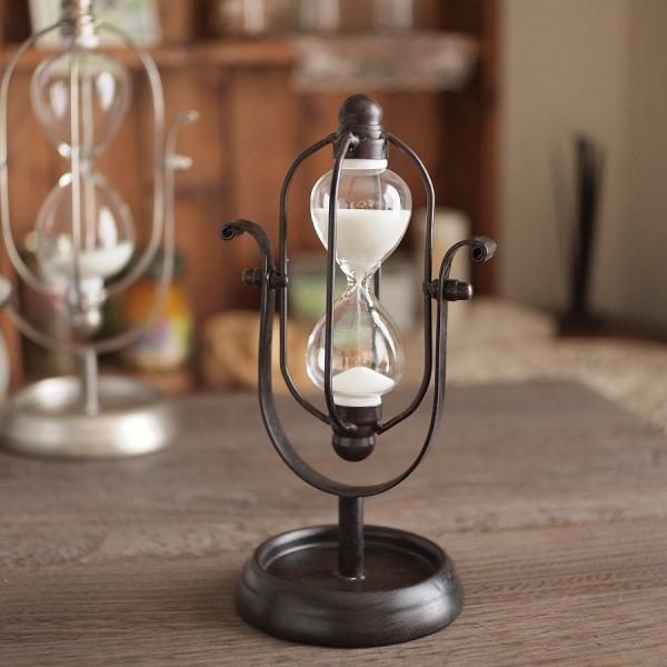 ノスタルジックな雰囲気を演出する、アンティーク調の砂時計アワーグラス・ブラックです。 白い砂が時を刻みながら、シンプルでおしゃれな存在感を放ちます。 自宅のインテリアやデスク周りにさりげなく置いていただけます。シンプルなデザインながらも、ど...