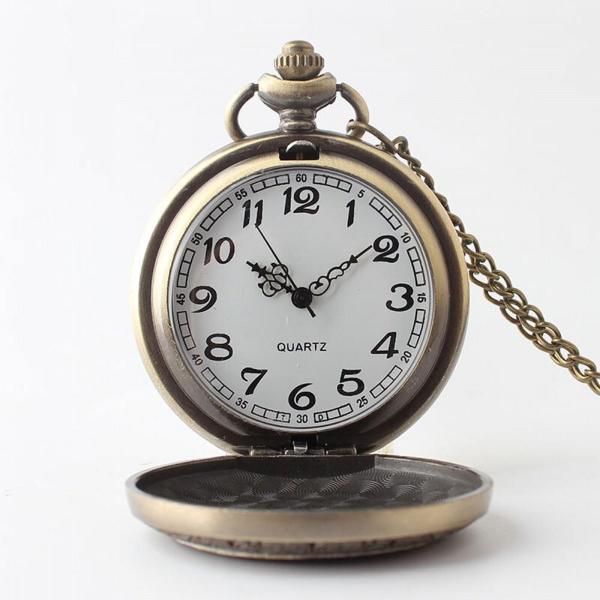 甘く懐かしい時を刻む、レトロな懐中時計。美しいアンティークデザインがおしゃれ。クラシカルなデザインの時計は、見やすさと味わい深さが共存し、時を知る喜びを感じさせてくれます。様々なスタイリングに華を添える、大人のアイテムです。※時計内部の修理...