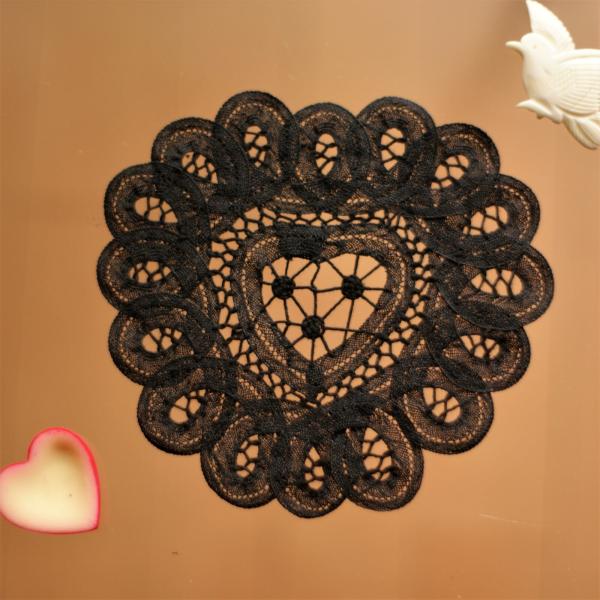 バテンレースのエレガントなコースターです。テーブルの上に置くだけで、一気に上品な雰囲気が漂います。手作業で丁寧に作られたバテンレースのコースターは、一つ一つが美しさを兼ね備えています。このコースターは、使っていくうちにほどよい風合いが生まれ...