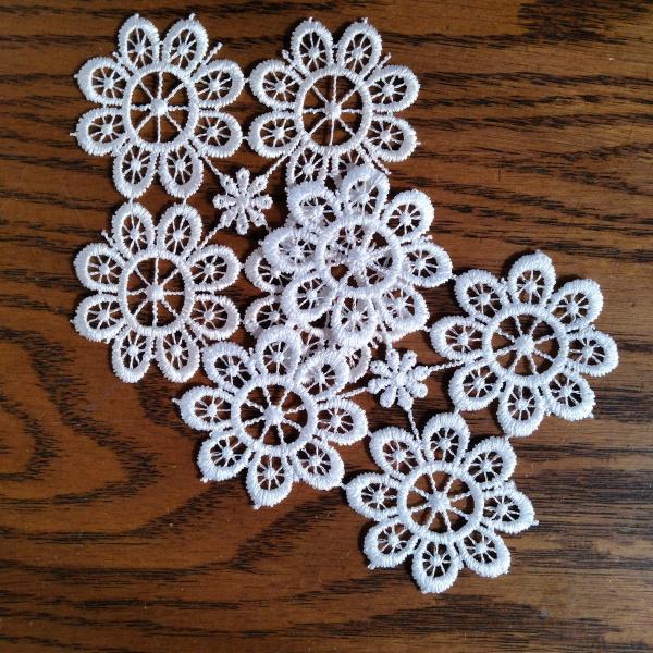 クラシックな雰囲気を演出！高級感たっぷりの、華やかなコースターです♪花瓶敷きとして、またスープ皿の下に敷きこんだり。上に飾る小物と一緒に楽しんでください♪素材：ポリエステル100%サイズ：10cm×10cmカントリー雑貨、アンティーク、クラ...