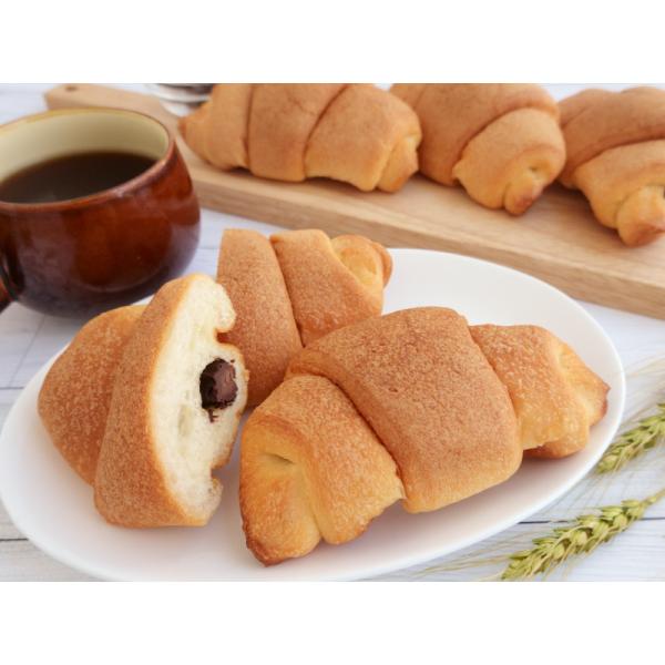 柔らかく口どけの良い生地の中に、棒チョコを包んで焼き上げたクロワッサン。■入数：1ケース16個入り■製品重量：約48g/1個■賞味期間：製造日より60日(※出荷時に賞味期間［残2/3］以上の商品をお出しいたします。表示日数にはお届けに必要な...