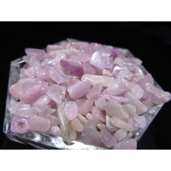 ■サイズ・重さなど：約 100g、 【約3mm-9mm】■産地・原産国：-■商品説明：透明感のある粒も！クンツァイトさざれ限定入荷！天然石ブレスを作る際に出る原石のかけらを利用して作られた貴重なさざれ石です！さざれとしてはあまり出回っていな...