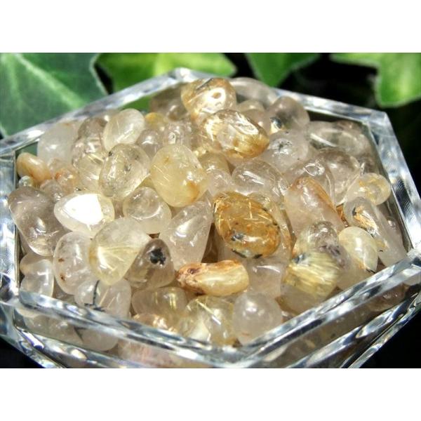 ■サイズ・重さなど：約 200g、粒サイズの平均【約5mm-9mm】■産地・原産国：ブラジル産■グレードなど：-■名称など：ゴールドルチル(針入り) 水晶■商品説明：つるんと丸みのある小粒でしっかり針入り水晶さざれ金運・仕事運・勝負運のパワ...