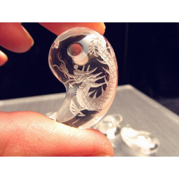 ■サイズ・重さなど：縦約30mm×横約17mm。■産地・原産国：-■商品説明：穴の大きさは大きいので麻紐もはいります！【水晶】世界中の人に愛され、伝統的につかわれてきた、パワーストーンを語る上で欠かせない石です。全てを浄化し活性化させる万能...