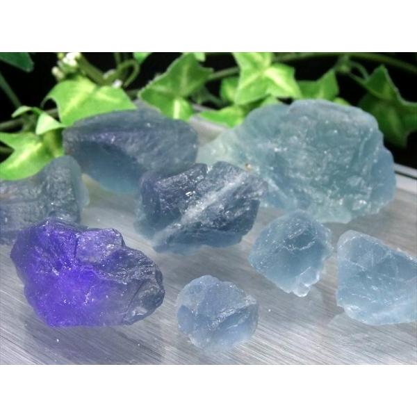 ■サイズ・重さなど：1パック約100g入り 粒の大きさ約8mm-30mm。■産地・原産国：アメリカ産■グレードなど：極上結晶■名称など：蛍光ブルーフローライト■商品説明：希少なブルーカラーで強めの蛍光をするフローライト原石詰め合わせ入荷致し...