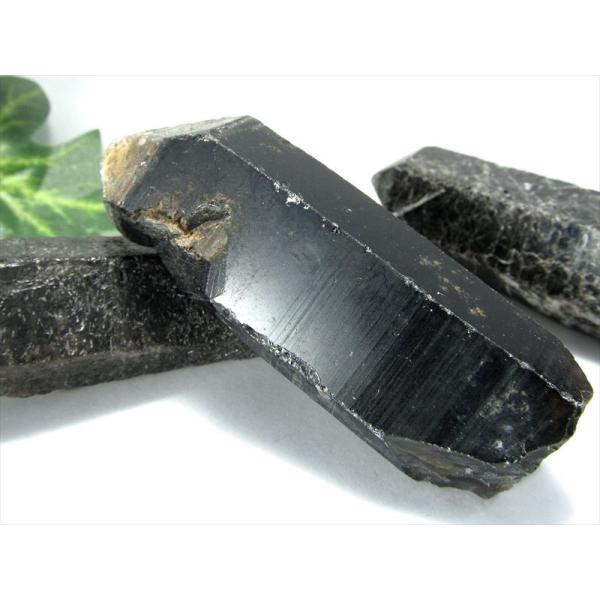 ■サイズ・重さなど：長さ約6cm-7cm前後の1個売り。重さ約25g-50g前後。■産地・原産国：内モンゴル自治区産■名称など：天然黒水晶（モリオン）■商品説明：最強の魔除け・邪気払いの石として人気の高い黒水晶（モリオン）。人工的な処理等は...