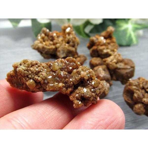 ■サイズ・重さなど：Sサイズ 重さ約7.5g前後。目安:10gで幅約26mm×20mm×15mm。22gのもので幅約39mm×23mm×21mm。■産地・原産国：長野県湯沼鉱泉産■名称など：アンドラダイトガーネット■商品説明：長野県湯沼鉱泉...