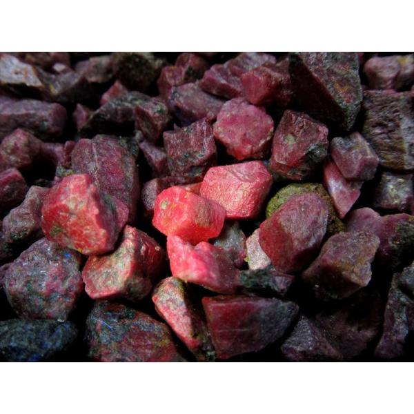 ■サイズ・重さなど：約100g 粒の大きさ 約5mm-16mm■産地・原産国：南アフリカ産■名称など：天然ルビー【紅玉】■商品説明：限定入荷！天然石ブレスを作る際に出る原石のかけらを利用して作られた貴重なさざれ石です！さざれとしてはあまり出...