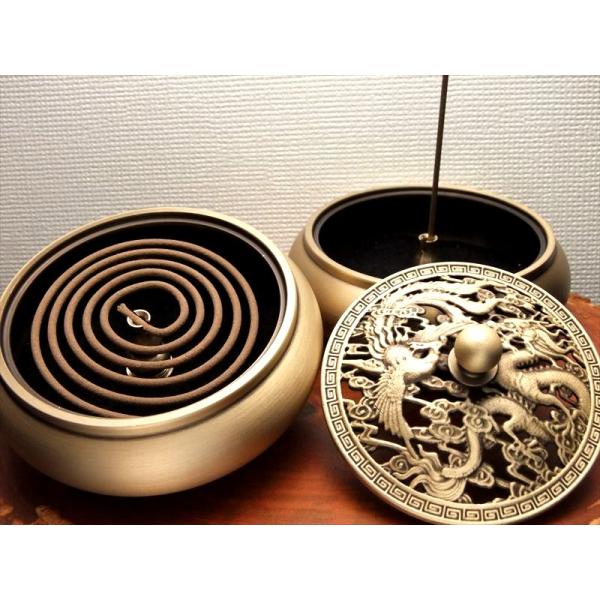 ■サイズ・重さなど：直径 92mm 高さ 52mm、重さ 270g前後。■名称など：龍神＆鳳凰透かし彫り お香立て■商品説明：■素材・本体 主に銅製。入荷致しました！！ご要望の多かった渦巻きタイプが使えるお香皿。高級感のあるアンティークゴー...
