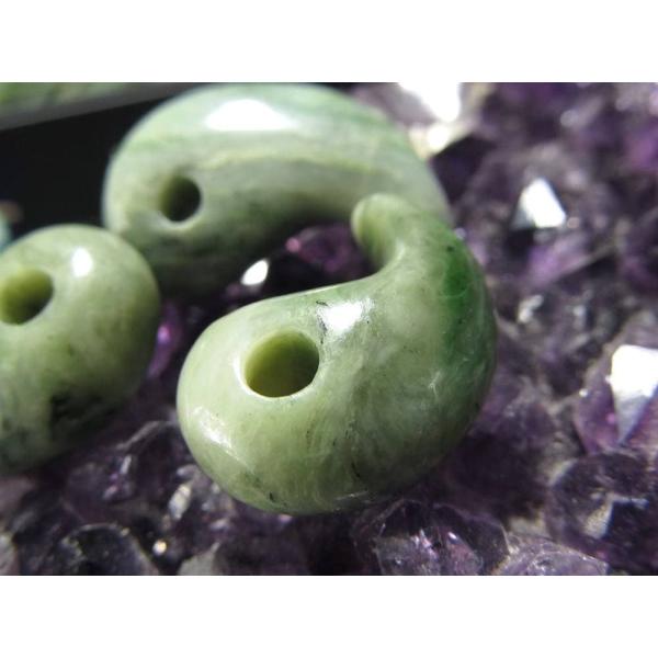 数量限定 日高翡翠 勾玉 縦約16mm-20mm×横約11mm-13mm 1個売り 美しいグリーンカラー 魔除けや厄除け&amp;幸運のお守り 5月の誕生石 証明書付属 北海道産