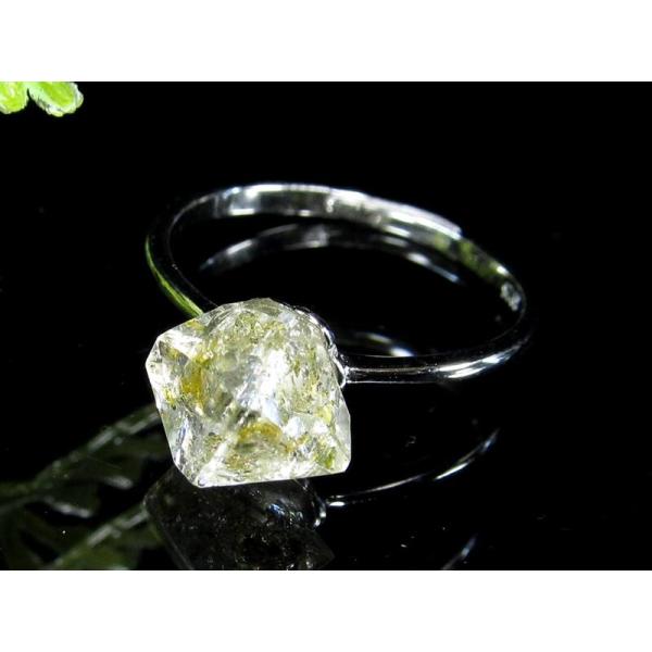 オイルインクォーツ 石油入り水晶 結晶 リング シングルタイプ フリーサイズ 約13号〜 結晶サイズ縦約8-9mm前後 サイズ調整可 幻想的な蛍光発色 超透明