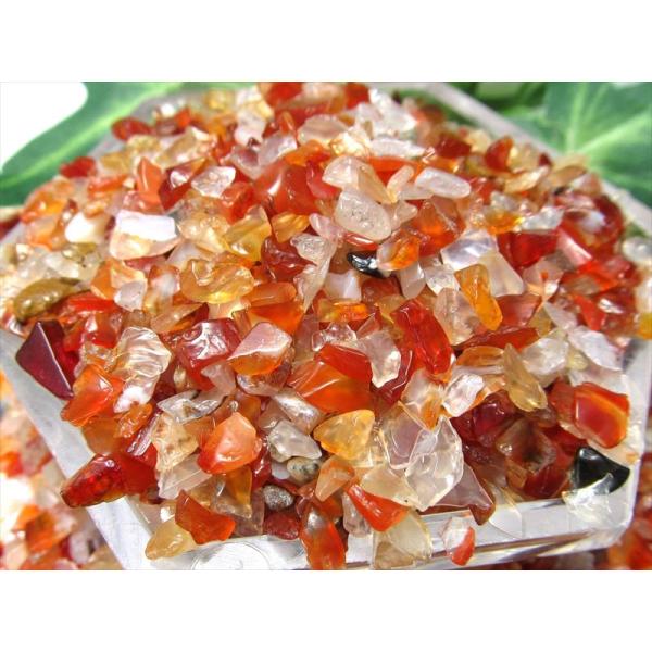 ■サイズ・重さなど：約 200g、【約3mm-10mm】の小粒タイプ■産地・原産国：ブラジル産■名称など：カーネリアン【紅玉髄】■商品説明：MIXカーネリアン【紅玉髄】小粒さざれカーネリアンのさざれが数量限定入荷しました！さらさらとした小粒...