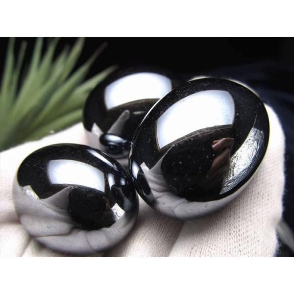 ■サイズ・重さなど：約100gセット。約3-5個入りのセット販売。■名称など：テラヘルツ鉱石■商品説明：高純度 テラヘルツ鉱石 タンブルセット健康系の云われで人気の高いテラヘルツ鉱石。その純度が品質として考えられることが多く、サンプルを用い...