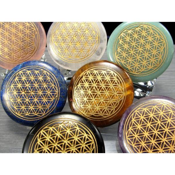 ■サイズ：サイズ直径 約35mm前後、厚さ 約6mm-9mm■商品説明：激レアタンブルが入荷しました！！滑らかに磨かれた定番ストーンに、フラワーオブライフの金塗り彫刻が施されています！フラワーオブライフとは、古代より装飾モチーフとしても用い...