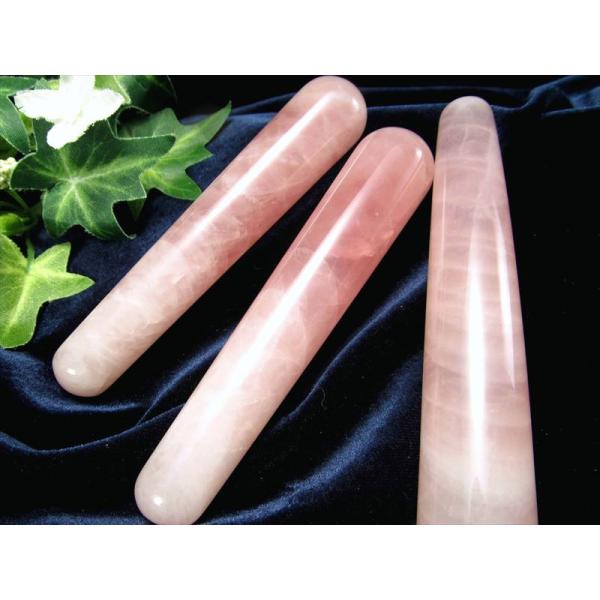 ■サイズ：長さ約90mm-110mm 太さ約15-20mm■名称など：ローズクォーツ■商品説明：ローズクォーツ マッサージ棒【天然石のマッサージ棒】マッサージのプロの方も愛用者の多い天然石でできたマッサージ棒です！背中や顔、首の後ろなどなど...
