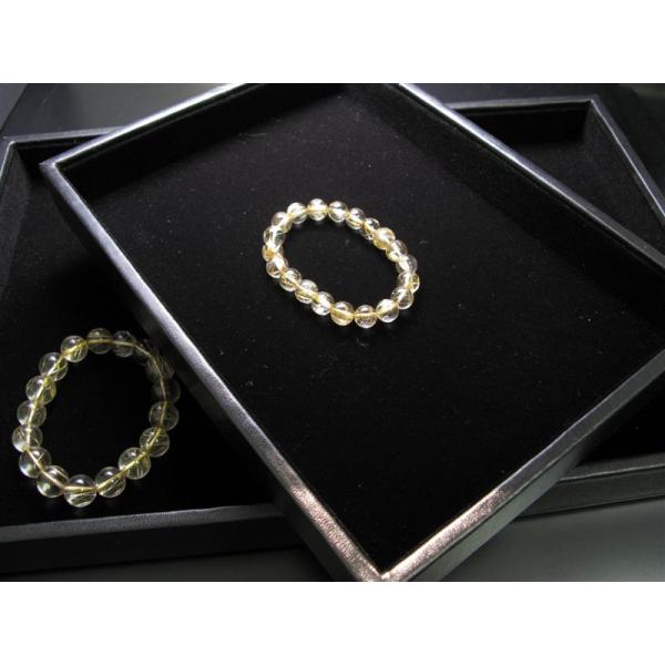 ■サイズ・重さなど：横25cm 縦18cm 厚さ3cm。※注。 大きい為、メール便では送れません。■名称など：天然石販売用トレイ 中サイズ■商品説明：天然石を美しく見せる為のベロア調トレイ！お店の陳列や天然石コレクションにお使い下さい！お店...