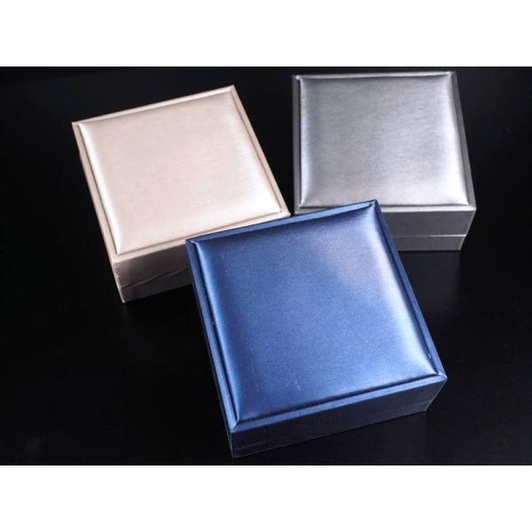 ■サイズ・重さなど：縦約9cm×横約9cm×高さ約4.5cm(※目安です。若干の個体差はございます。サイズは、外寸です。)■商品説明：上品な雰囲気のあるジュエリーボックスが入荷いたしました。つるつるとしたサテンのような質感で、光沢感ある布張...