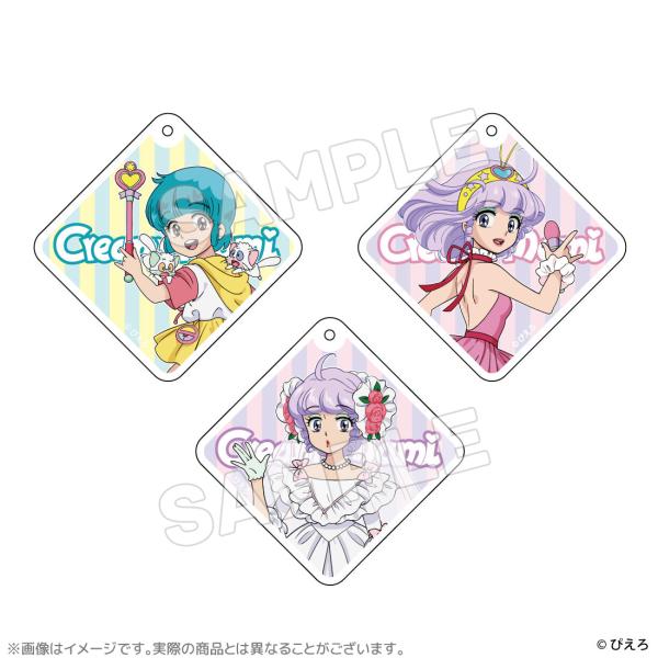 『魔法の天使クリィミーマミ』の新規描き下ろしイラストを使用したグッズラインナップ。アンティークウエディングドレスを着たマミと、EDコスチュームのマミとマジカルステッキを持った優の3種。透明アクリルとミラーアクリルを2枚重ねたミニミラー。横に...