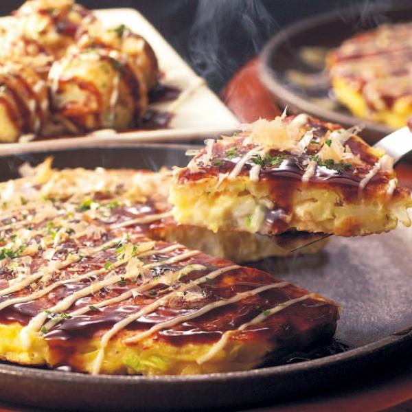 昭和４８年創業、お好み焼の本場大阪で評判の「千房」の品々。お店の味をご家庭でお楽しみください。■仕様： ・内容量：豚玉・イカ玉・ねぎ焼×各3、もちチーズ・たこ焼×各2、イカ豚ミックス焼そば×4、お好み焼ソース×10、醤油たれ×3、ホワイトソ...