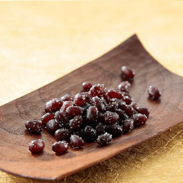 発売以来七十余年、今も変わらぬ製法で蜜漬けしてお造りしております。豆芯までしっとりと甘みを含ませた舌にとろけるような代表銘菓の甘納豆です。アイスクリームやヨーグルトなどに入れていただいても美味しく召し上がれます。各種ご用途に：内祝い 結婚内...