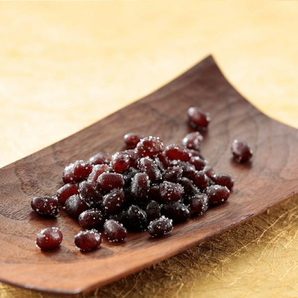 発売以来七十余年、今も変わらぬ製法で蜜漬けしてお造りしております。豆芯までしっとりと甘みを含ませた舌にとろけるような代表銘菓の甘納豆です。アイスクリームやヨーグルトなどに入れていただいても美味しく召し上がれます。各種ご用途に：内祝い 結婚内...