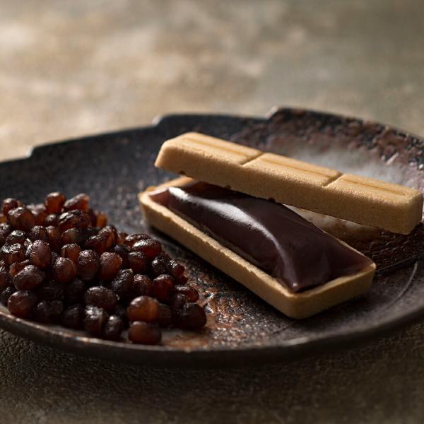 ■ぬれ甘なつと発売以来七十余年、今も変わらぬ製法で蜜漬けしてお造りしております。豆芯までしっとりと甘みを含ませた舌にとろけるような代表銘菓の甘納豆です。アイスクリームやヨーグルトなどに入れていただいても美味しく召し上がれます。■花園最中皮の...